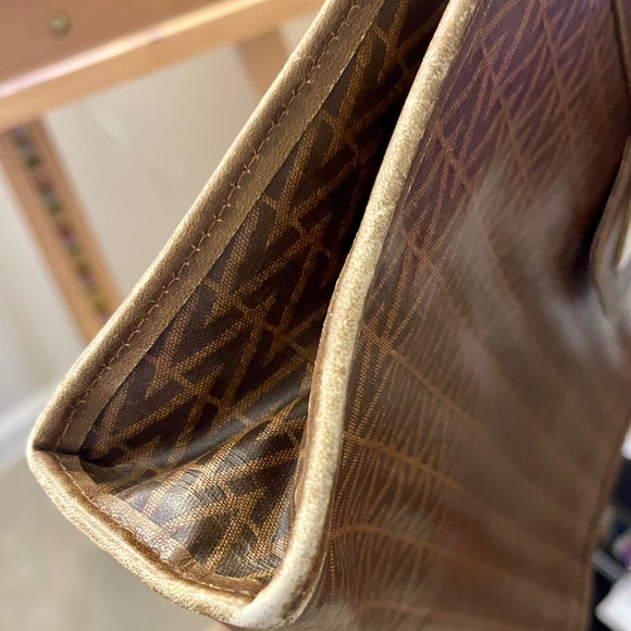 GUC Mario Valentino clutch - Picture 5 of 14